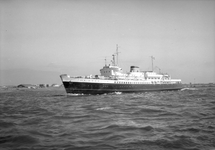 854055 Afbeelding van het motorschip Koningin Emma van de S.M.Z. (Stoomvaart-Maarschappij Zeeland) nabij Hoek van Holland.